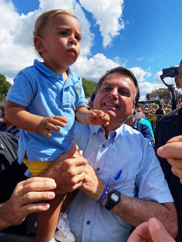 Bolsonaro pede para helicóptero pousar em Aracruz para visitar dono de bar