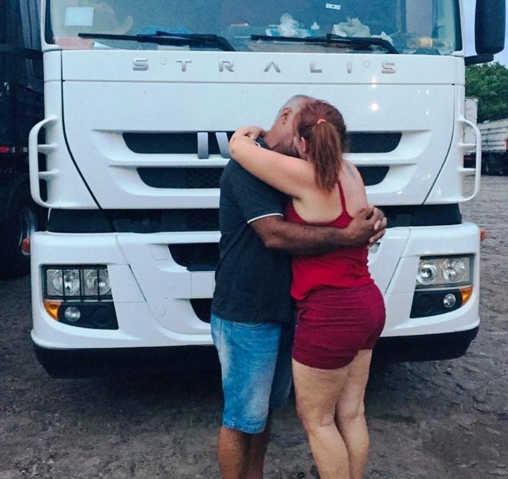 Após 20 anos separados, casal se reencontra e refaz foto de beijo no Dia dos Namorados