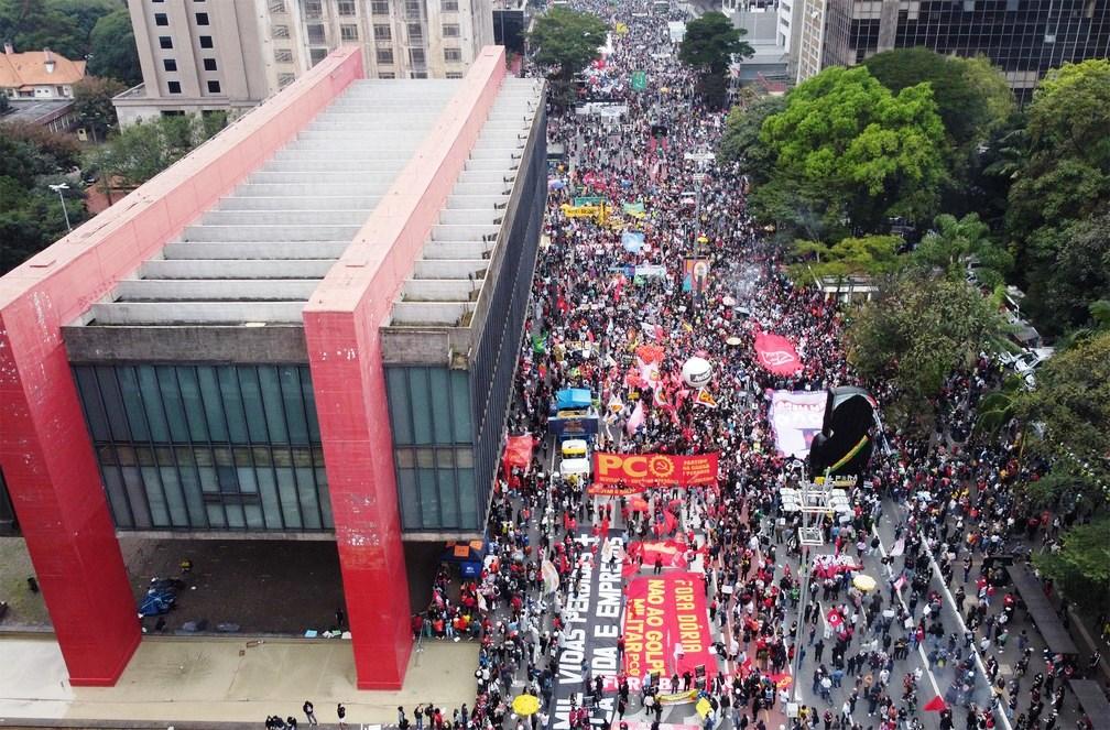 Manifestantes fazem atos contra Bolsonaro e a favor da vacina