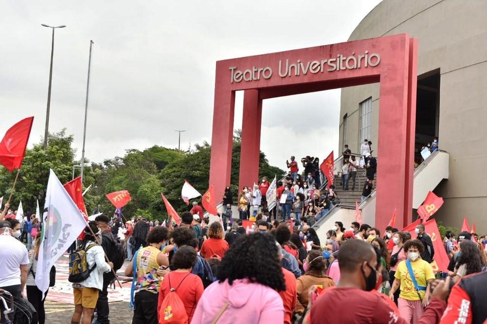 Manifestantes fazem atos contra Bolsonaro e a favor da vacina