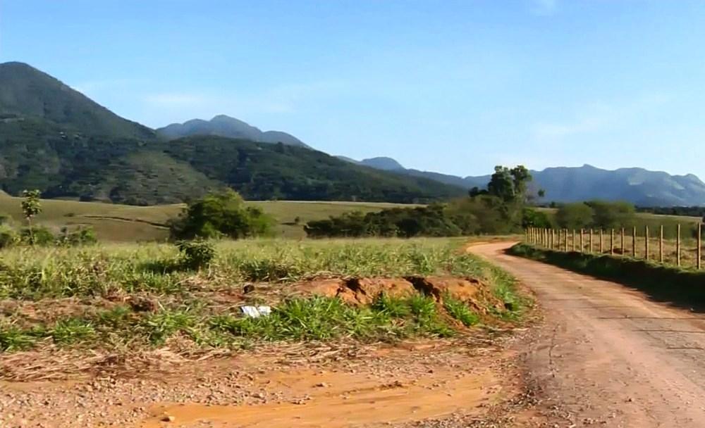 Corpos são encontrados carbonizados dentro de carro