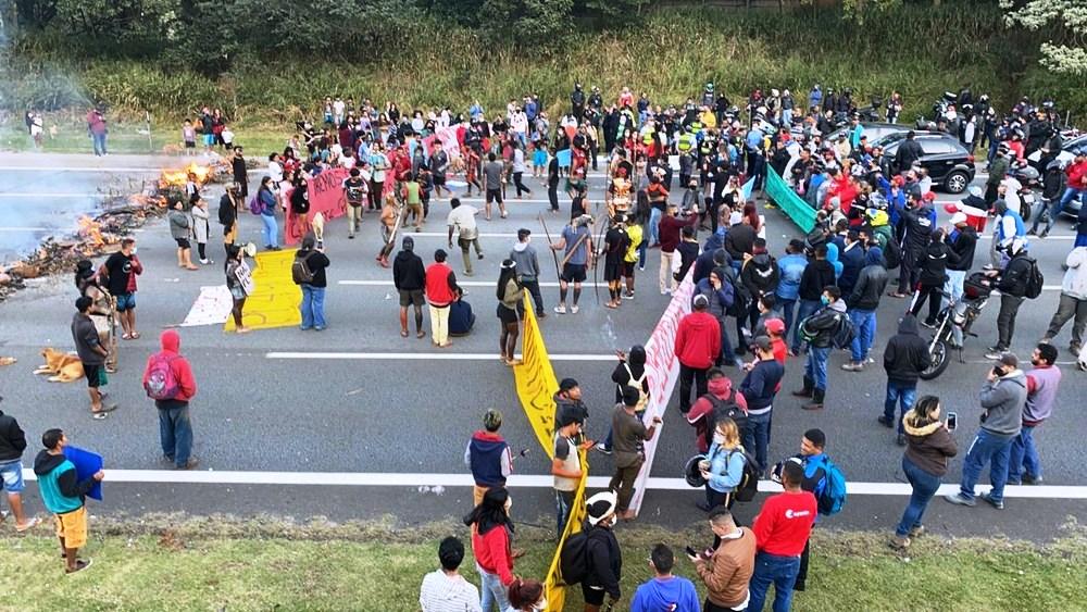 Indígenas bloqueiam Rodovia dos Bandeirantes em protesto contra projeto que muda demarcação de terras