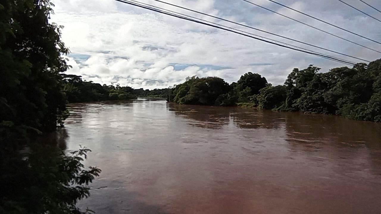 Mãe tenta matar filhos de 5 e 6 anos afogados em rio