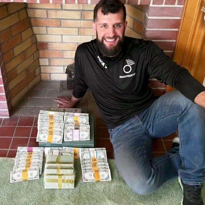 Youtuber encontra R$ 238 mil sob assoalho de casa de família