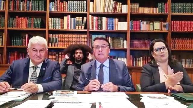 Bolsonaro é transferido para São Paulo onde será avaliada necessidade de cirurgia para corrigir obstrução intestinal