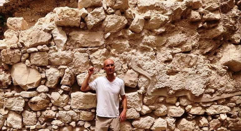 Arqueólogos descobrem novas seções da muralha de Jerusalém