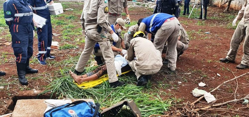 Mulher é agredida e abandonada em buraco com cerca de 3 metros de profundidade