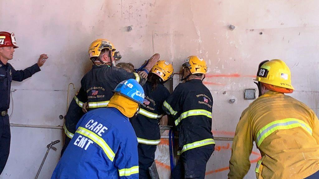 Mulher nua presa em espaço de 30 cm é resgata por bombeiros