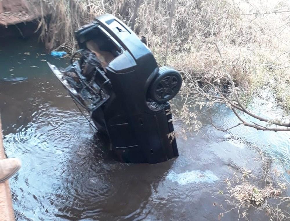 Nível de rio baixa e revela carro com ossada