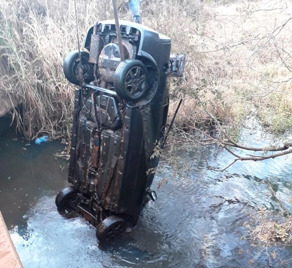 Nível de rio baixa e revela carro com ossada