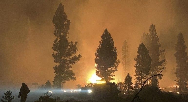 Grande incêndio florestal cresce nos EUA e desaloja população