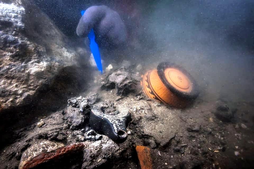 Navio de guerra do século 2 a.C e cemitério são encontrados no Egito