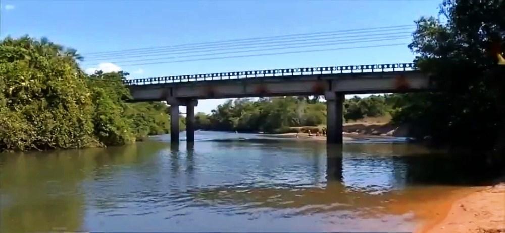 Mulher finge estar morta após ser espancada e é jogada de cima de ponte