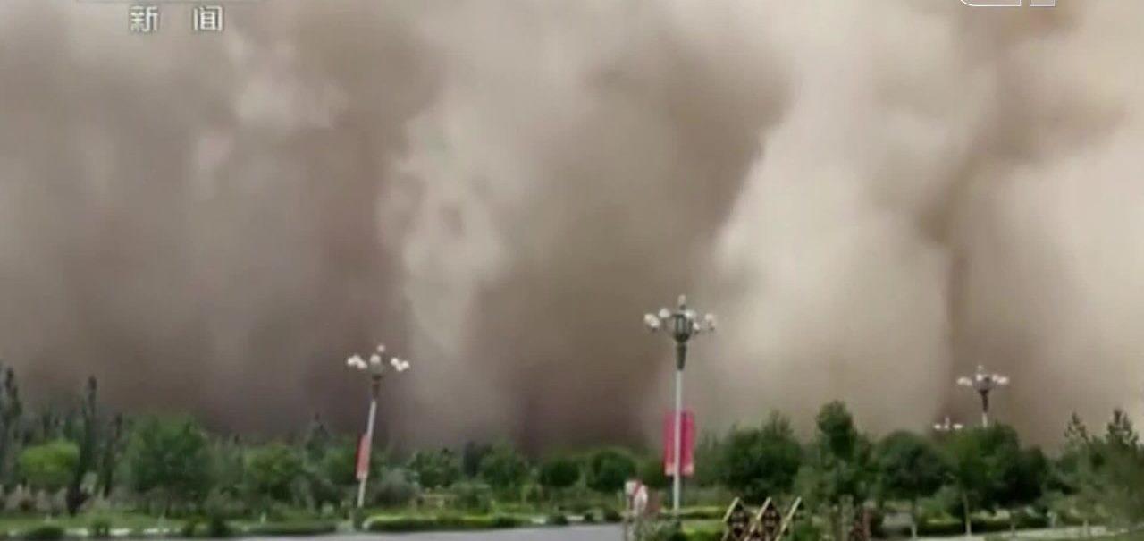 Tempestade de areia 'engole' cidade chinesa à beira do deserto de Gobi