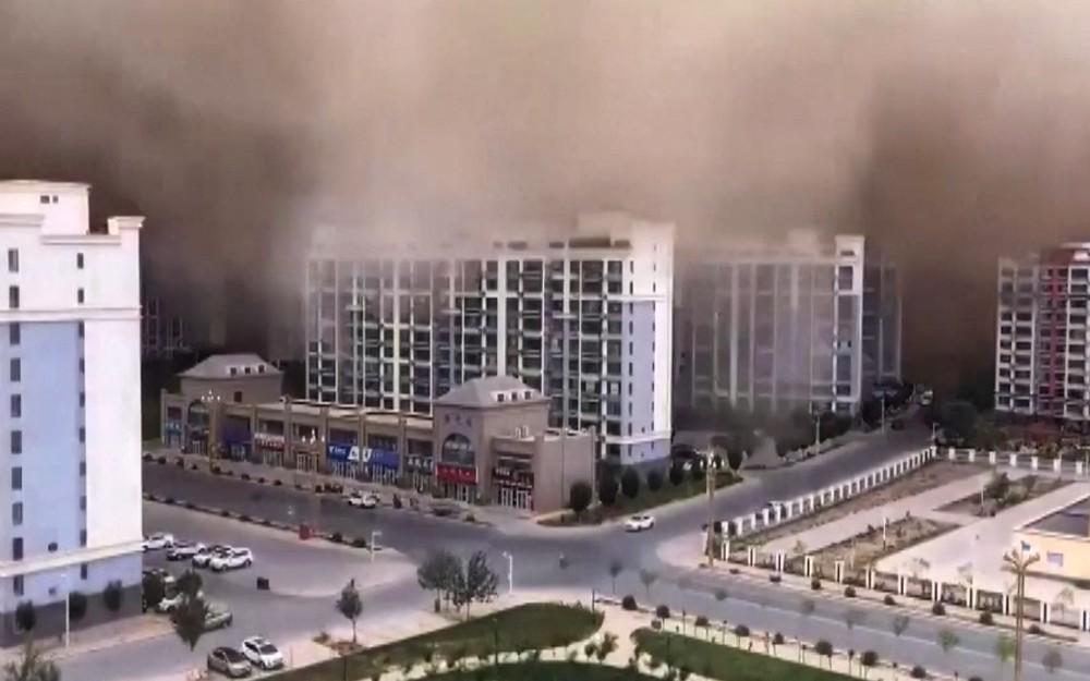 Tempestade de areia 'engole' cidade chinesa à beira do deserto de Gobi