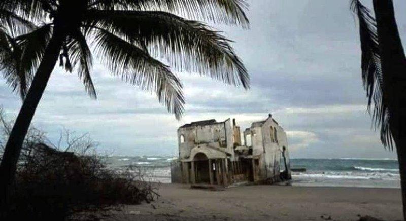 Ninguém sabe exatamente como esse casarão foi parar na praia