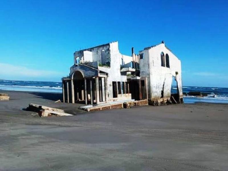 Ninguém sabe exatamente como esse casarão foi parar na praia