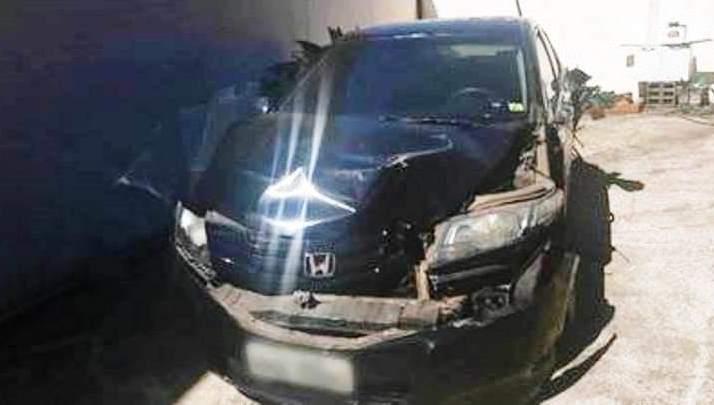 Homem usa caminhão para destruir carro da esposa após briga