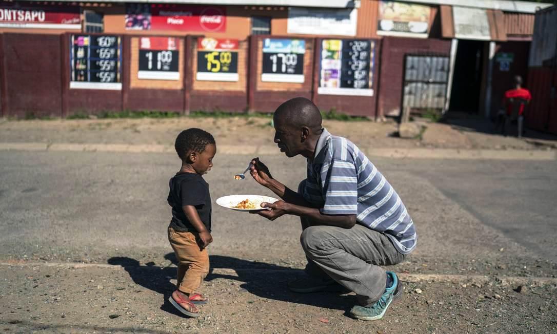 Sem trabalho, sem comida: Pandemia quase dobra número de pessoas sob risco de morrer de fome no mundo