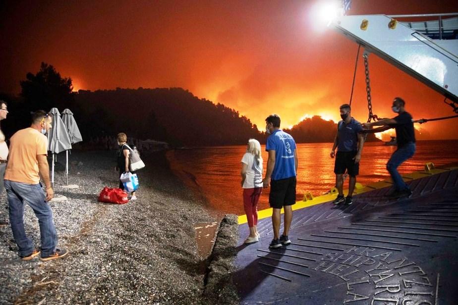 Bombeiro grego é morto e 20 pessoas ficam feridas em incêndios fora de controle