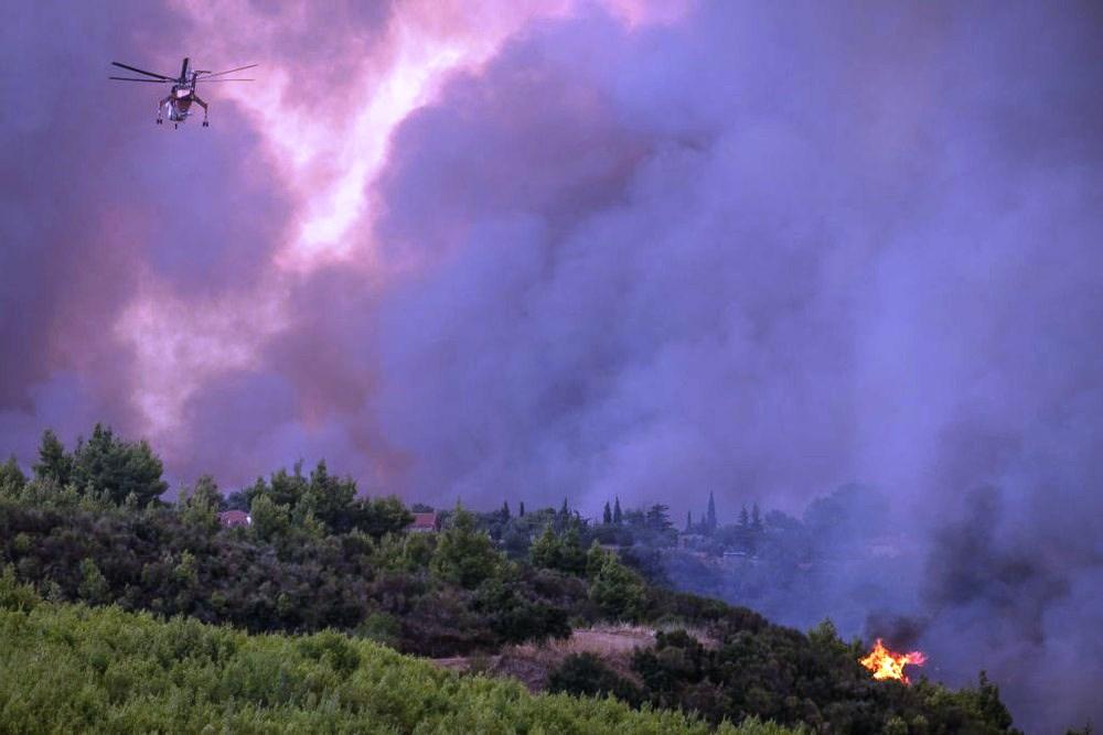 Bombeiro grego é morto e 20 pessoas ficam feridas em incêndios fora de controle