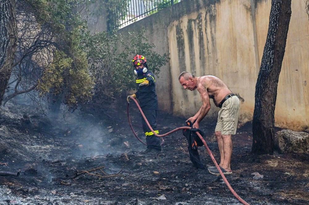 Bombeiro grego é morto e 20 pessoas ficam feridas em incêndios fora de controle