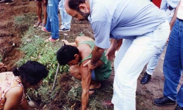 Há 30 anos, praça na Zona Norte do Rio virou um garimpo em busca de topázios e atraiu 400 pessoas