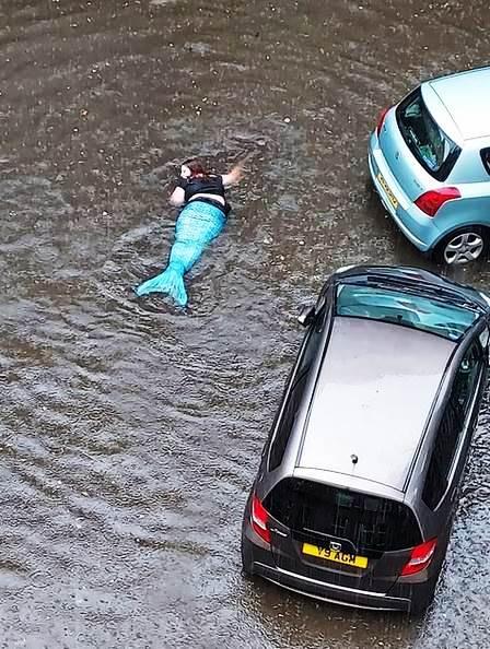 ‘Sereia’ aparece em área alagada durante temporal na Escócia