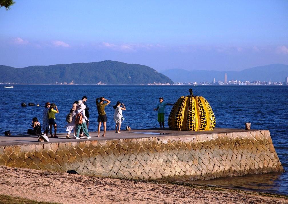 Escultura de US$ 4 milhões da artista japonesa é arremessada ao mar durante passagem de tufão