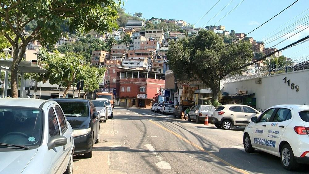 Pai que jogou bebê de carro em movimento assina termo e é liberado, em Vitória