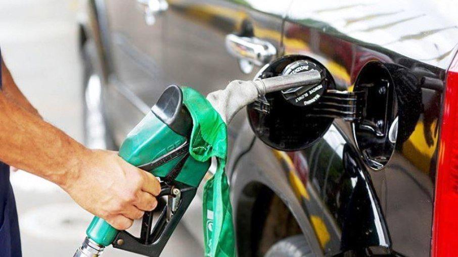 Gasolina já subiu 28% na bomba em 2021: Vai chegar a R$ 7 o litro?