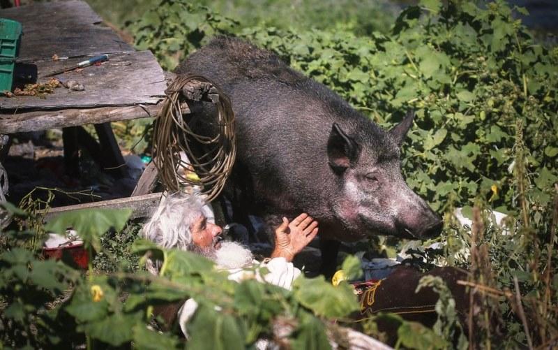 Eremita sérvio que vive em caverna recebe vacina e incentiva outros a seguirem seu exemplo