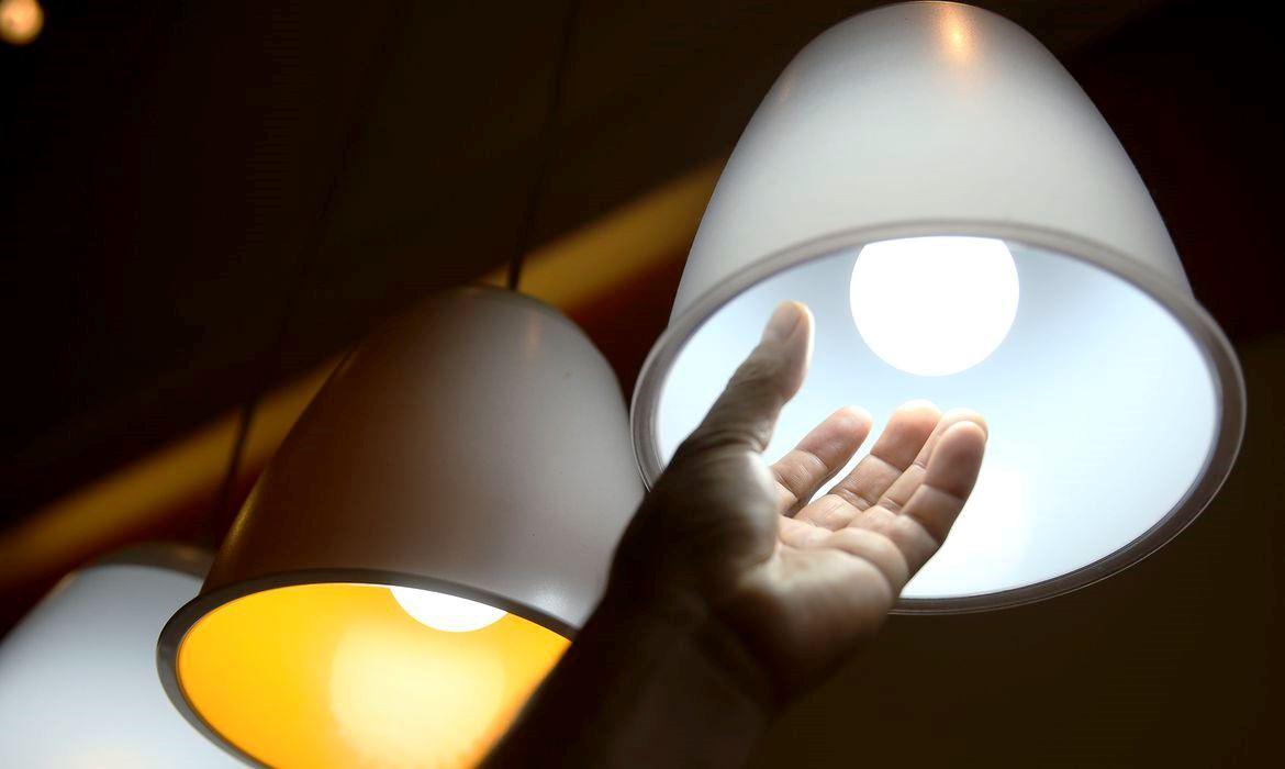 Contas de luz podem subir 16,68% em 2022, estima Aneel