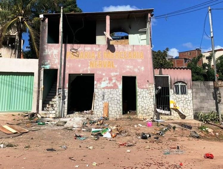 Homem é assassinado e população depreda carros e comércio de suspeito na Serra, ES