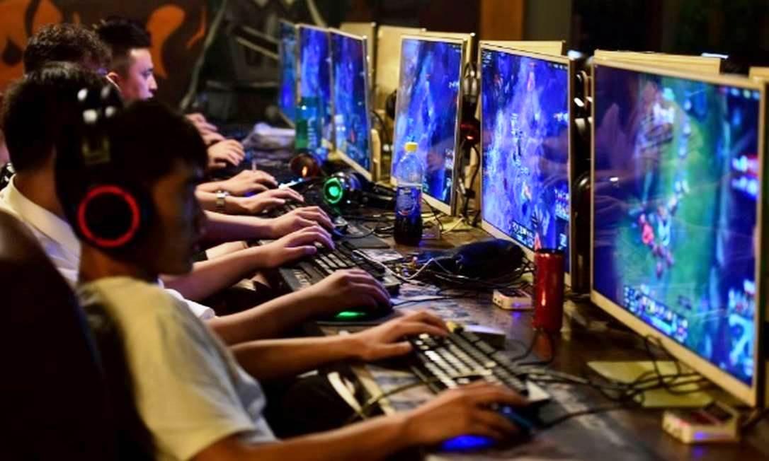 China reduz tempo que menores podem gastar em jogos on-line para três horas semanais