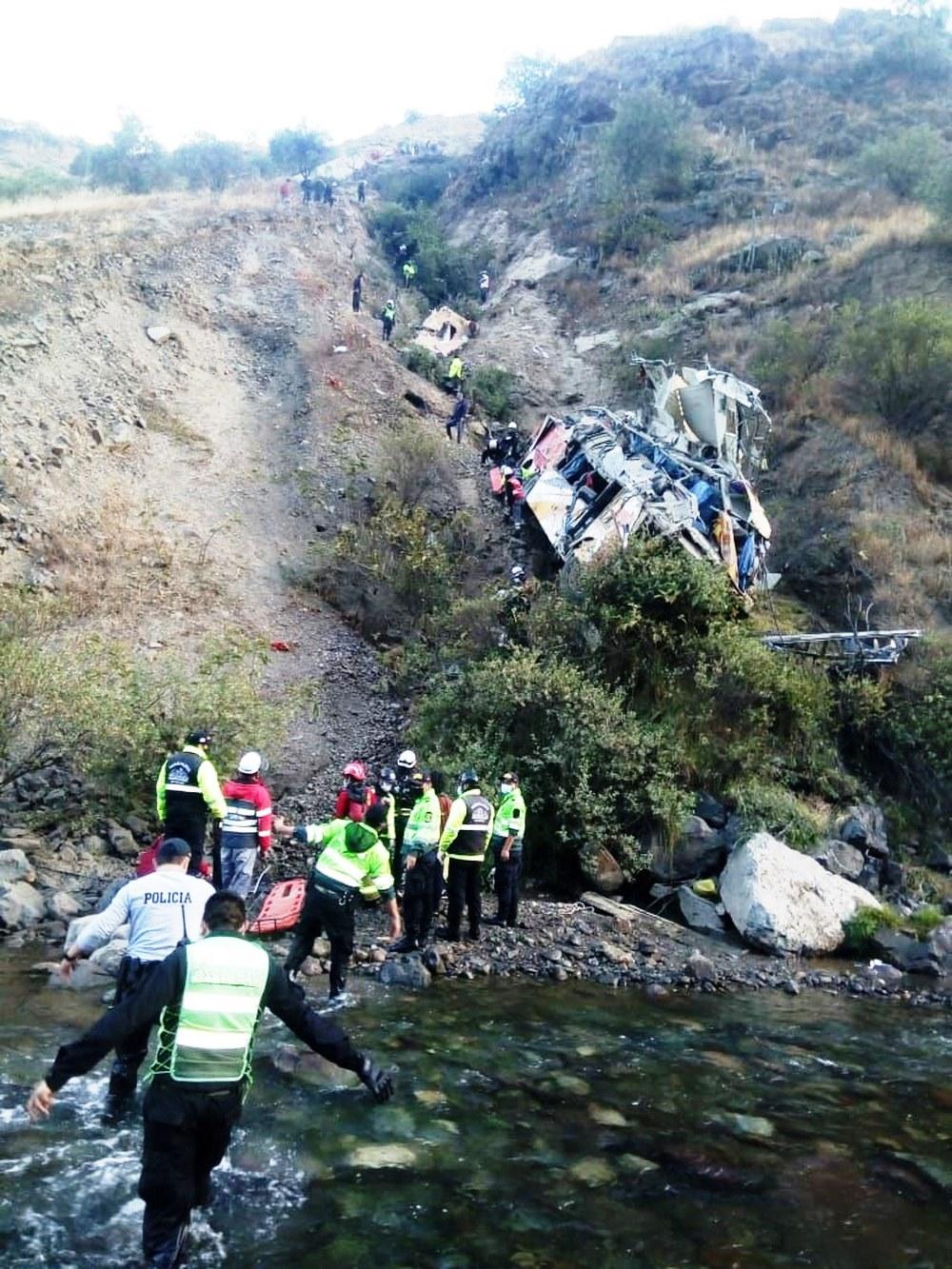 Ônibus cai em precipício cordilheira dos Andes, no Peru, e deixa 29 mortos