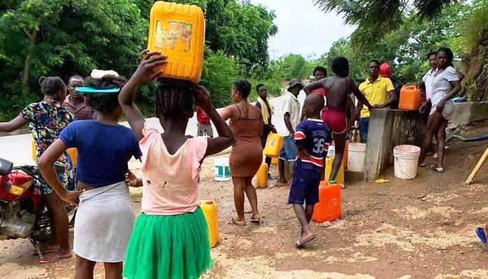 Com corpos em rio, haitianos imploram por água após terremoto