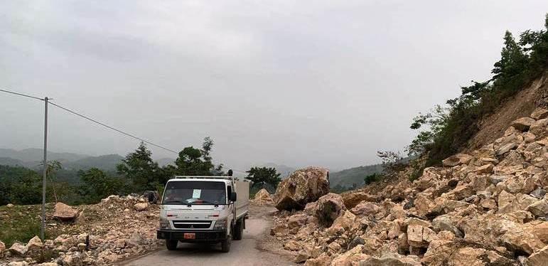 Com corpos em rio, haitianos imploram por água após terremoto