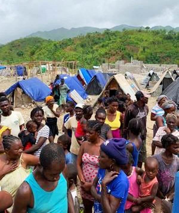 Com corpos em rio, haitianos imploram por água após terremoto