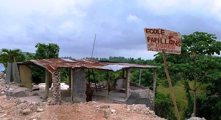 Com corpos em rio, haitianos imploram por água após terremoto