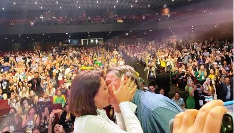 Após ser chamado de gay por Maia, Bolsonaro beija Michelle em evento