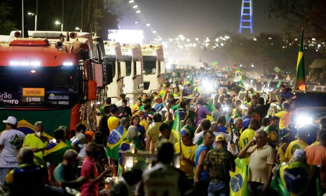 Apoiadores de Bolsonaro furam bloqueio e invadem Esplanada dos Ministérios em Brasília