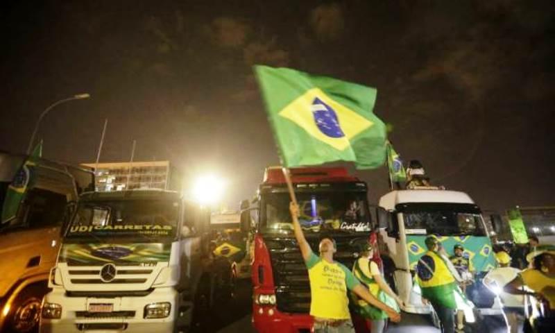 Apoiadores de Bolsonaro furam bloqueio e invadem Esplanada dos Ministérios em Brasília