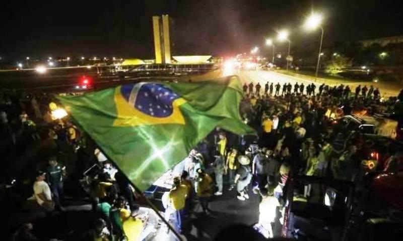 Apoiadores de Bolsonaro furam bloqueio e invadem Esplanada dos Ministérios em Brasília