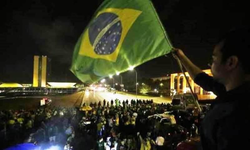 Apoiadores de Bolsonaro furam bloqueio e invadem Esplanada dos Ministérios em Brasília