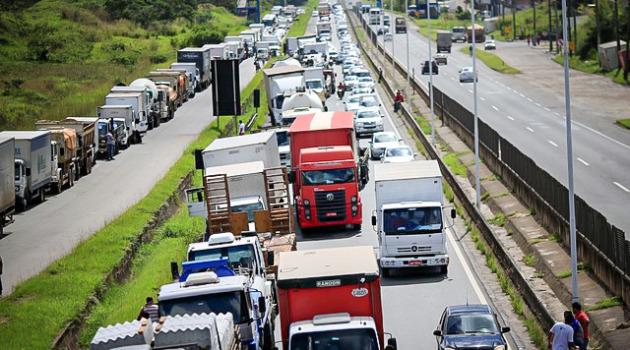 Pelo 2º dia consecutivo, caminhoneiros bolsonaristas bloqueiam estradas em 16 estados