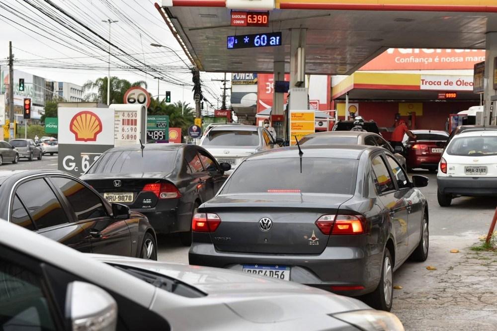 Caminhoneiros protestam em rodovias do ES e postos de combustíveis têm filas