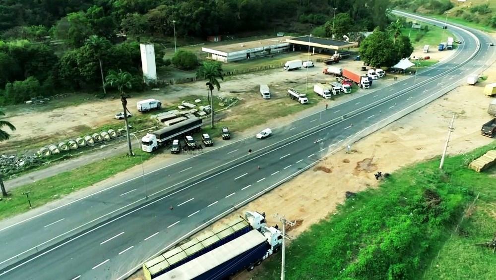 Caminhoneiros protestam em rodovias do ES e postos de combustíveis têm filas