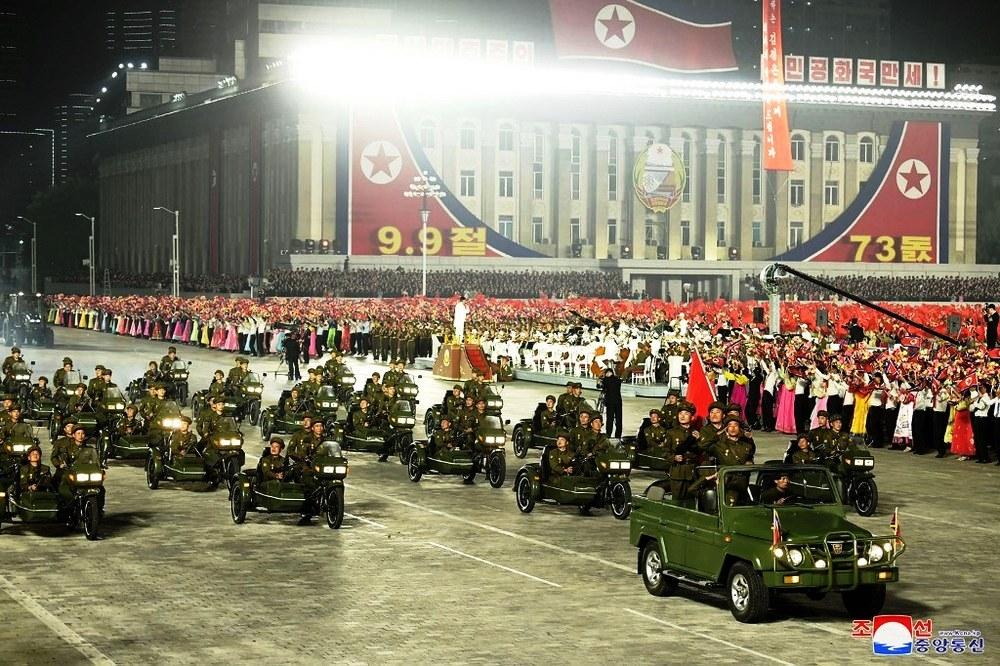 Desfile de aniversário da Coreia do Norte exibiu máquinas e cavalos