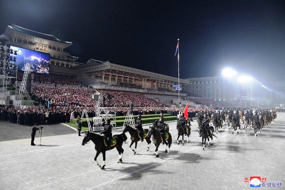 Desfile de aniversário da Coreia do Norte exibiu máquinas e cavalos